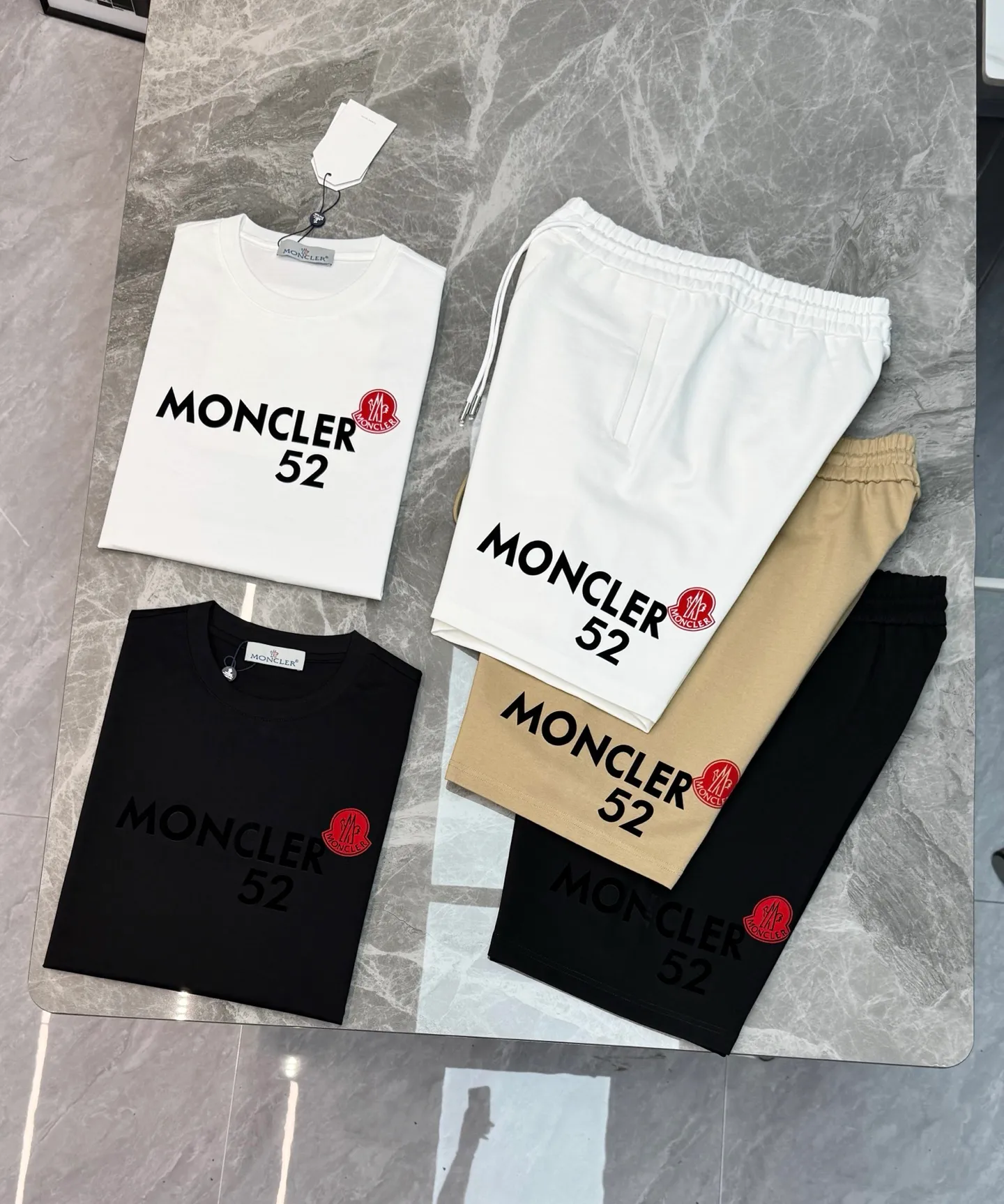 。 240 ⚜️Moncler 26s New Arrival . Same Style❤️ .Classic moncler Red . . . Premium ， Breathable ！ ！ . Classic Versatile！！ ：Black.White.Khaki.Sizes：M-3XL/29-36 ❗️（S 4XL ）175/140 L